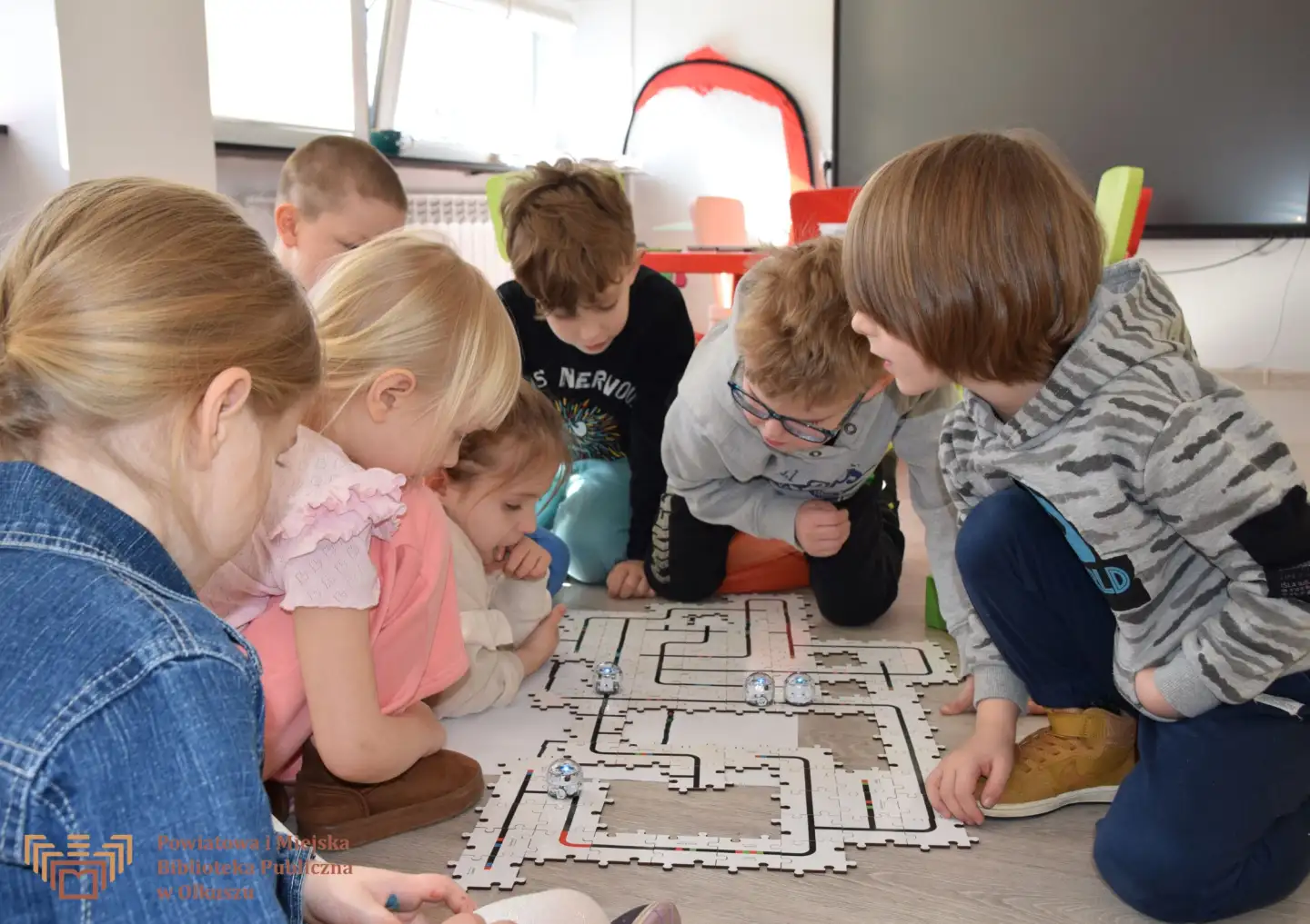 OZOBOTY OCZAROWAŁY BIBLIOTEKĘ