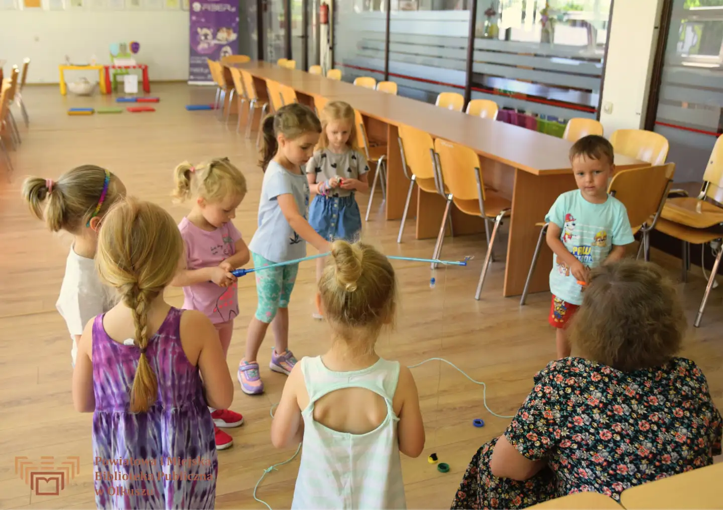 KOLOROWE JAJKA ZAWITAŁY DO BIBLIOTEKI! - WAKACYJNY ŚWIAT KSIĄŻEK