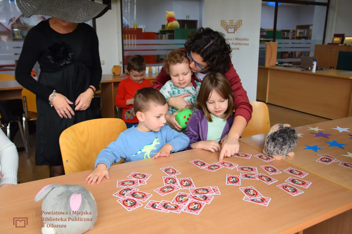 LISTOPADOWE ZAJĘCIA Z BIBLIOTEKĄ W KRAINIE (OZ)OBOTÓW ORAZ ANDRZEJKOWE BAJKOWE SOBOTY DLA RODZINY