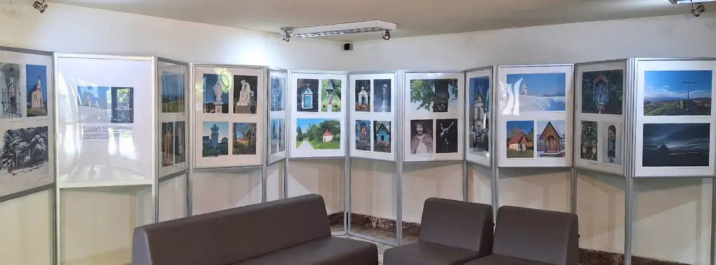 WYSTAWA FOTOGRAFICZNA ,,BESKIDZKIE KAPLICZKI, FIGURY I KRZYŻE PRZYDROŻNE