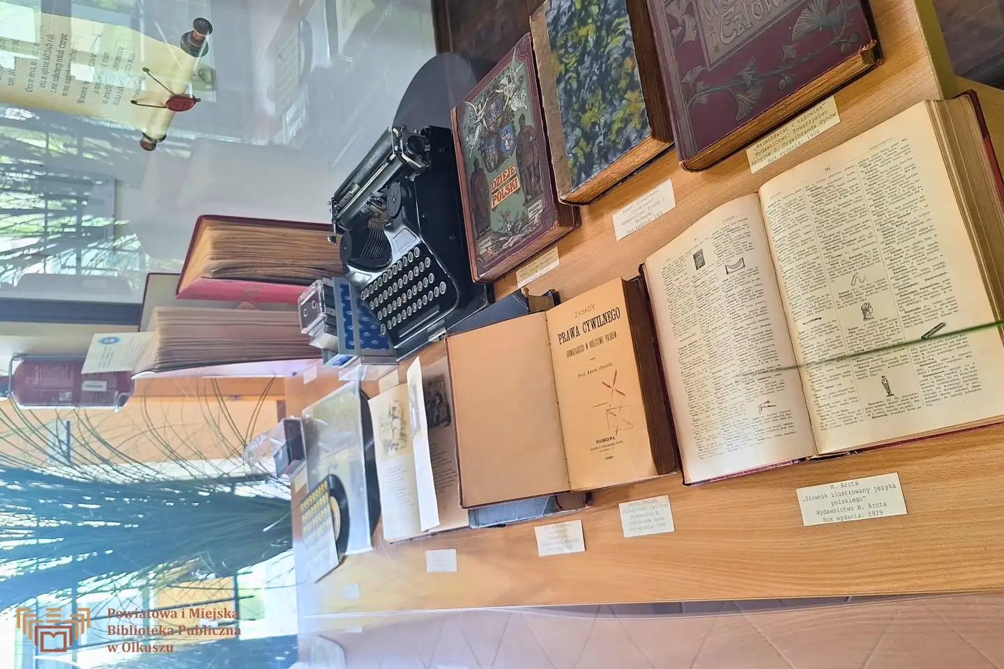 WYJĄTKOWA WYSTAWA ,,ODKRYJ UKRYTE SKARBY NASZEJ BIBLIOTEKI
